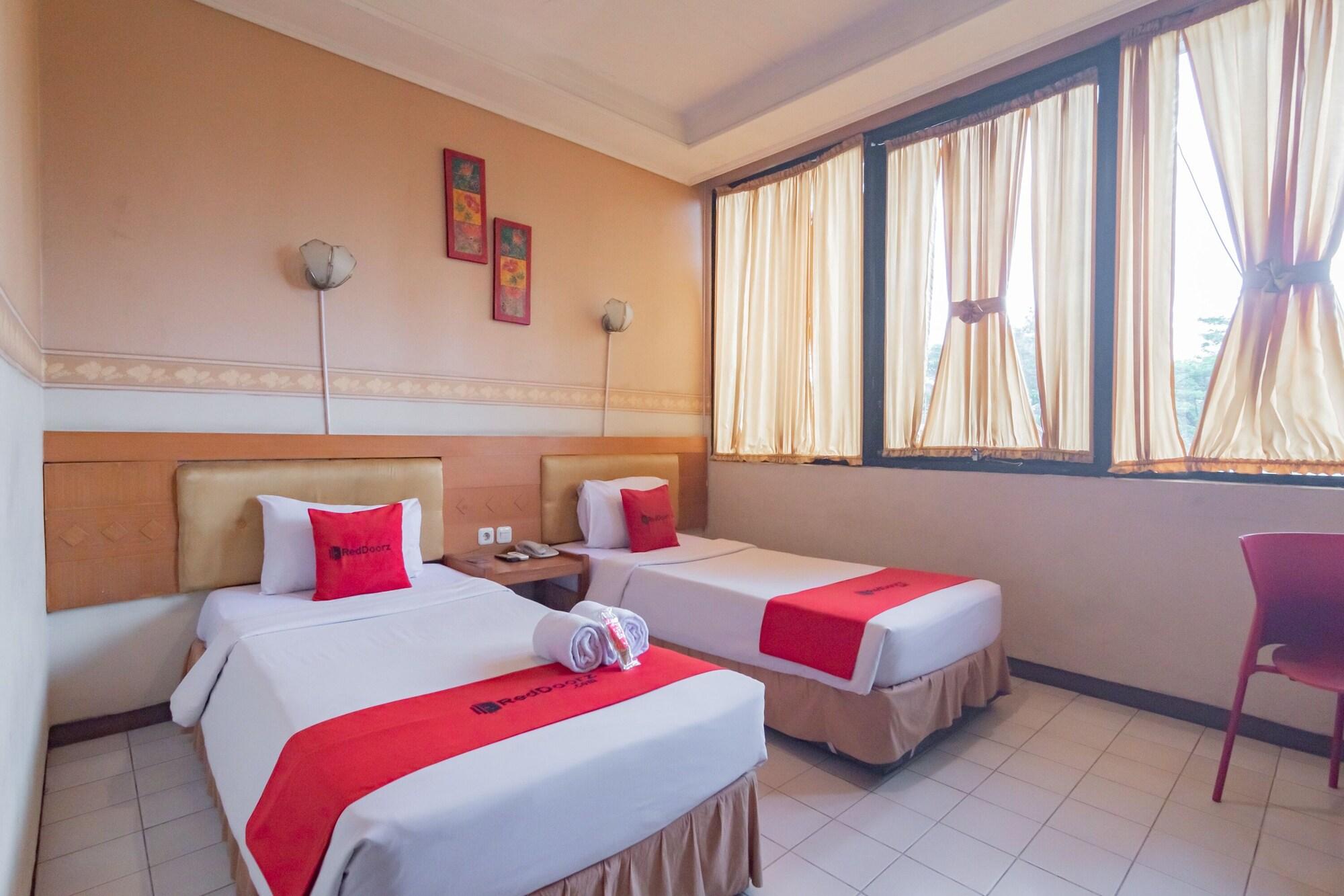 RedDoorz Plus @ Sukamulya Pasteur 2 Bandung Bagian luar foto